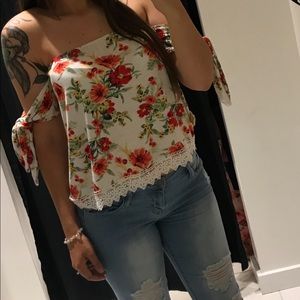 Cute shoulder shirt!
